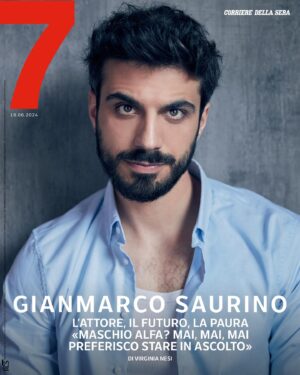 Gianmarco Saurino Instagram - Il protagonista della cover digitale di 7 è Gianmarco Saurino (@giasau) , intervistato da Virginia Nesi (@virginia.nesi). 

«Secondo me l’uomo di oggi non sa più quale sia il suo ruolo all’interno della coppia. Nella sua testa quel ruolo si traduce in: “io controllo”, “io possiedo” l’altra persona. E questo ha creato il più grande dramma del nostro Paese: i femminicidi». 

Guai a definirlo un maschio alfa. Non lo è mai stato Gianmarco Saurino. «Mai, mai, mai». Non lo è nemmeno più Luca, il suo personaggio in Maschile singolare. Perché la morte diDenis, amico che lo aveva unito ad Antonio (Giancarlo Commare), ha cambiato tutto. Tre anni dopo, nel sequel Maschile plurale (dal 20 giugno su Prime Video), Luca lavora con il fidanzato Tancredi (Andrea Fuorto) in una casa di accoglienza per adolescenti Lgbtq . Antonio, pasticcere ormai famoso per le sue videoricette, proverà a riconquistarlo in ogni modo. Le loro storie sembrano scorrere parallele, gli sguardi invece si moltiplicano 
L’articolo completo è sul numero di 7 del 14 giugno 

📸 Leandro Manuel Emede (@leandroemede )