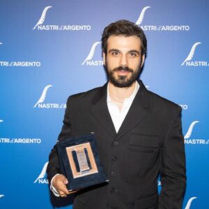 Gianmarco Saurino Instagram - Grazie ai @nastridargento, a tutto il comitato e grazie a @laura_delli_colli.

Questo premio andrebbe spezzettato e condiviso con un cast e una troupe di anime eccezionali che dal primo giorno hanno sentito il peso del racconto che andavamo a fare.
Portare in scena un uomo ordinariamente incredibile come Gildo Claps è un regalo, un regalo per il quale non smetterò mai di dire grazie a @marco.pontecorvo e alla cura che ha avuto per me dal primo giorno.
Gli occhi di Gildo sono lampi di umanità meravigliosa e chiunque lo ha incontrato sa di cosa parlo.
Forse fare lo sforzo di provare a riconoscere l’umanità negli occhi di chi ci sta accanto ci renderebbe molto più pronti a capire e a trovare la disumanità nelle cose che ci succedono tutti i giorni: dal giardino di casa nostra fino a centinaia di km di distanza. In questa epoca medievale e triviale, persone come Gildo Claps sono luce e speranza.
Averlo interpretato è un onore ma esserne amico è un privilegio.

@giannichiffi
@andreasmercante 
@mite.ig 
@edoardoa 
@nickcerioni 
@_ilariataccini_ 

And thanks to @versace

ph.@danieleventurelli ph @leonardo_puccini_photos