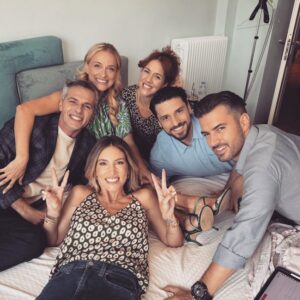 Giannis Tsimitselis Instagram - Ερχομαστε να κάνουμε όλοι παρέα :-)))) «Ο Πρώτος από Εμάς» @ant1tv @lenakidrs @athinao1konomakou @vivian_kontomari @spyros.chatziaggelakis @athanasiou_marios  #ilovemyjob #newgoals #wearecoming #ant1tv