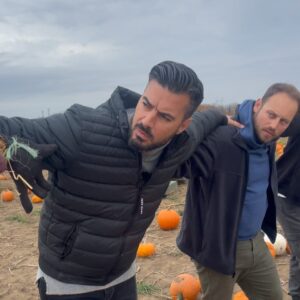 Giannis Tsimitselis Instagram - Το νοημα της ζωης είναι να πιάνεσαι στον Καναδά με φίλους και να προσπαθείς να χορέψεις Ζορμπά στα χωράφια !!!:·) #goodmorning from Toronto!!!! @thodoris_niarxos @jamanfoo @john_koukouzis_drone_cinema @kwstasantoniadis 🎃by Hugk @fishy.gr @megatvcom