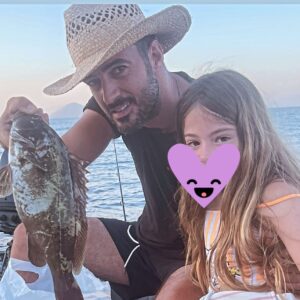 Giannis Tsimitselis Instagram - Μέρα εκπαίδευσης 🤗🤗🤗❤️❤️❤️❤️❤️❤️❤️❤️❤️❤️❤️❤️!!!!!Ερωτα  μου εσυ!!!!! ( δεν μιλάω για το ψάρι) #fatherdaughtertime #sun #sea #greece