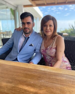 Giannis Tsimitselis Instagram - Ήταν ένα πολύ ωραίο ταξίδι :-))) @hallmarkchannel σας ευχαριστώ για αυτή την όμορφη εμπειρία και την εμπιστοσύνη που μου δείξατε ,ευχαριστώ επίσης όλο το crew από bufo studios για την άψογη εκτέλεση αυτής της παραγωγής αλλά πιο πολύ ευχαριστώ τους συναδέλφους από Αγγλία και Αμερική που περάσαμε όμορφες και δημιουργικές μέρες σε Ελλάδα και Βουλγαρία #love’s Greek to me…..coming soon on @hallmarkchannel #ilovemyjob #movietime #bułgaria #santorini #meetingnewfriends @torreydevitto @katkonstas @panagiotismargetis_ @dimitrigripari @_mariamaragkou_ @thejoprice @eloyagency