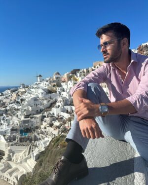 Giannis Tsimitselis Instagram - ….ψηλά και αγνάντευε :-)))) δεν θέλω σχόλια για το παπούτσι και την καλτσα είναι τα Ρουχα της δουλειάς 😂😂😂!!! @santorini photo by @torreydevitto #greece #greekislands #ilovemyjob #movietime
