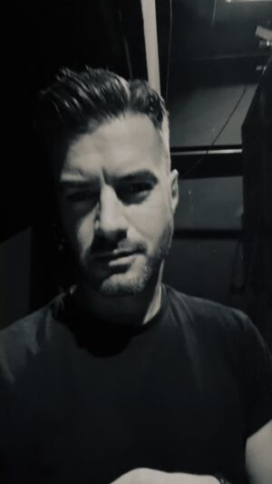 Giannis Tsimitselis Instagram - Στείλτε το όνομα σας και ένα σχόλιο και τα λέμε με 10 από εσάς στο @villagecinemas στο @themallathensofficial για την πρώτη προβολη της νέας μας σειράς «Ο Πρώτος από Εμάς» την Κυριακή 1 Οκτωβρίου το μεσημέρι !!!!! #ilovemyjob #newgoals @ant1tv (οι τυχεροί ,θα ενημερωθείτε για λεπτομερείες μέσω μεηλ)