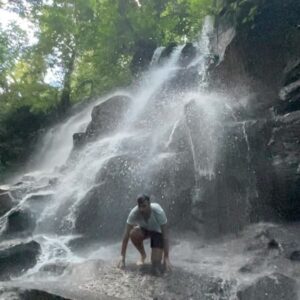 Giannis Tsimitselis Instagram - Έπεσε λίγη υγρασία …….. #waterfall #water #baliindonesia #💦by Hugk