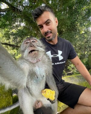 Giannis Tsimitselis Instagram - Μια χαρά είσαι ρε !!! Τραβα Μιλα της !!!!! (Αν και νομίζω ότι είναι κοριτσάκι τελικά ) #meandmymonkey #jungle #conversation #baliindonesia @underarmour