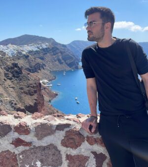 Giannis Tsimitselis Instagram - Τι όμορφο νησί η Σαντορίνη !! Όπου και να κοιτάξεις κάποιος παντρεύεται 😂😂😂 #ilovemyjob #movietime #shootings #calderabyhugk