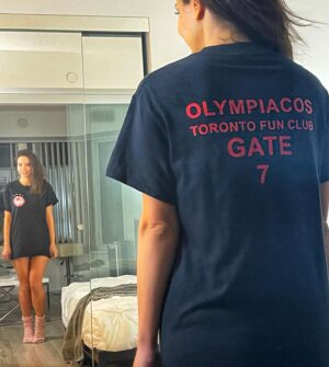 Giannis Tsimitselis Instagram - Κάθε ταξίδι και μια έκπληξη κάθε ταξίδι να χάνεις για λίγες μέρες τις βαλίτσες !!!Πάλι καλά που ένα φιλαράκι ο @kantziospanagiotis μας έδωσε ρούχα να κυκλοφορούμε 😜😜😜!!! @toronto @katerina_geronikolou @olympiacosfc @smirnimouagapimeni #travelphotography #canada🇨🇦 #yorkville @olympiacostoronto ❤️‍🔥❤️‍🔥❤️‍🔥❤️‍🔥❤️‍🔥❤️‍🔥❤️‍🔥❤️‍🔥❤️‍🔥