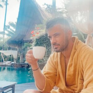 Giannis Tsimitselis Instagram - Πάμε για καφέ σε κάποια παραλία ……. #summervibes #bali #indonesia #coffee ☕️by Hugk