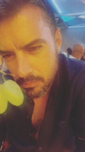 Giannis Tsimitselis Instagram - Σε μια ρώγα από σταφυλι …………ντόπιο Σιγκαπουριωτικο!!!!!!
Με παραδοσιακή Σιγκαπουριωτικη μουσική και παραδοσιακό Σιγκαπουριωτικο cosmopolitan!!!!!!🍸🍷🍸🍷by Hugk #singapore #summervibes
