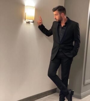 Giannis Tsimitselis Instagram - Man in black !!!!! Ty @takisgiannetos !!!!! #makingmemories #travelphotography #torontoiamcomingverysoon #by Hugk