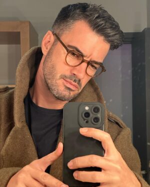 Giannis Tsimitselis Instagram - Καινούργιο ταξίδι :-)))) “Για μια Ζωη” ξεκινάμε την Πέμπτη στο Θεατρο Πειραιώς 131 !!!!!!!! @athinaikatheatra #ilovemyjob #theater #mylife
