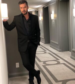 Giannis Tsimitselis Instagram - Man in black !!!!! Ty @takisgiannetos !!!!! #makingmemories #travelphotography #torontoiamcomingverysoon #by Hugk