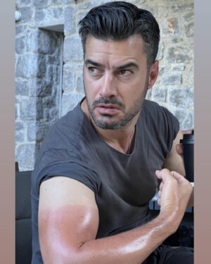Giannis Tsimitselis Instagram - Πσσσσσσσς μεγάλη δύναμη ……ο Ήλιος !!!!! Προσοχή ,αντιηλιακό παντού !!!!!!!!! Καλά όχι παντού παντού αλλά εκεί που το βλέπει ο ήλιος σίγουρα 😌😌😌 #sun #sea 💪🏻by @john_koukouzis_drone_cinema