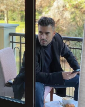 Giannis Tsimitselis Instagram - Καφεδάκι κρουασανάκι και αυθόρμητο κοίταγμα δεξιά !!! 😂😂😂!!!! #xmasmood #kourabiedesapoxioni @hyattregencythessaloniki @fishyproductions_ @kourampiedes_apo_xioni_movie 🌲🌲🌲by hugk