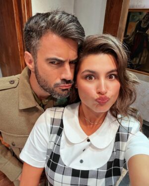 Giannis Tsimitselis Instagram - Από εδω ο Γιάννης & η Ζωη - η Ζωη & ο Γιάννης!
Έχουμε πρεμιερα καλε την Πέμπτη 12/10!
✨ΓΙΑ ΜΙΑ ΖΩΗ✨
Η καινουρια κωμωδία των Παπαθανασιου και Ρεππα στο θέατρο Πειραιως 131💃🏻
Θα σας περιμένουμε🙃