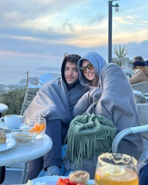 Giannis Tsimitselis Instagram - Ήταν ένα πολύ ωραίο ταξίδι :-))) @hallmarkchannel σας ευχαριστώ για αυτή την όμορφη εμπειρία και την εμπιστοσύνη που μου δείξατε ,ευχαριστώ επίσης όλο το crew από bufo studios για την άψογη εκτέλεση αυτής της παραγωγής αλλά πιο πολύ ευχαριστώ τους συναδέλφους από Αγγλία και Αμερική που περάσαμε όμορφες και δημιουργικές μέρες σε Ελλάδα και Βουλγαρία #love’s Greek to me…..coming soon on @hallmarkchannel #ilovemyjob #movietime #bułgaria #santorini #meetingnewfriends @torreydevitto @katkonstas @panagiotismargetis_ @dimitrigripari @_mariamaragkou_ @thejoprice @eloyagency