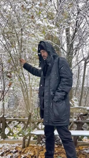 Giannis Tsimitselis Instagram - Σε όλη την Ελλάδα πέφτουν παντού «Κουραμπιέδες από χιόνι» !!!!!!!!🎅🎅🎅🎅🎅🎅🎅🎅🎅🎅🎅🎅🎅!!!!Η ταινια μας είναι πλέον στις αίθουσες παντού !!!!!!! 
Και αύριο έχουμε  πρεμιέρα και στον Καναδά 🎅🇨🇦🇨🇦🇨🇦!!!! Η πρώτη Ελληνική χριστουγεννιάτικη ταινια εντός και εκτός συνόρων ❤️❤️❤️❤️❤️🎅🎅🎅🎅🎅 @kourampiedes_apo_xioni_movie @village_gr #movie #xmas #ilovemyjob @fishyproductions_