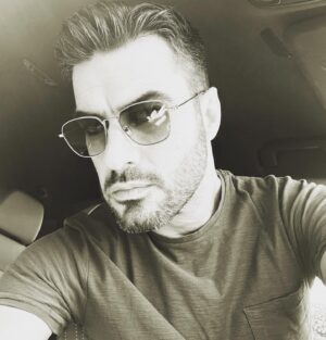 Giannis Tsimitselis Instagram - Όλοι βλέπω κάνουν μπανάκια πλατσουρίζουν στο νερο και εμείς βράζουμε στην Αθήνα ,που θα πάει δεν θα έρθει ο Αύγουστος ???? Θα κάνω στορι μέχρι να νυχτώνει από τις 5 το απόγευμα !!! #cancelosouskanounmpanio #skawapozestikaizileia #thelwdiakopesxtes 🕶️🕶️ @zamanosoptics