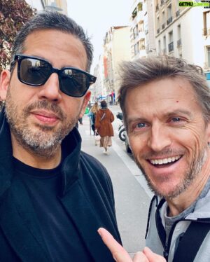 Gideon Emery Instagram - In 2001 I wrote and performed a one man show about an escapologist whose act was stolen by Houdini. 23 years later I got to meet his rightful heir, the incredible @davidblaine. (Thanks to Mr Weisz for orchestrating things).
