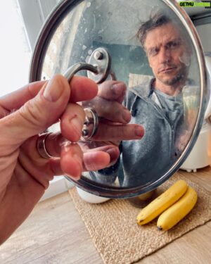 Gideon Emery Instagram - Still life with bananas. 
Alt: If you can’t be nice, put a lid on it.