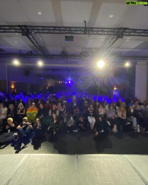 Gideon Emery Instagram - Thanks @dreamitcon for a fun one! Je vous aime tout. I promise I’ll be better at the quiz next time 🤣 À bientôt, Paris… ❤️🇫🇷.