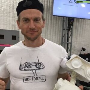 Gideon Emery Instagram - Work is a gift. Work that is play is a treat. And what a delight when that play is with incredible talents. Thrilled to be a little part (beep boop!) again in Star Wars Jedi Survivor. Thank you to @eastarwars @respawn @rougemocap and our exceptional Mocap director @tomkstudios. Hope you enjoy playing the next installment as much as we did making it. Oh - and that blue thing on my face? It’s a nose flute, which I sied to make the B-D 1 beeps and boops on the Mocap stage. 🤖