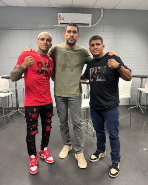Gilbert Burns Instagram - Chama 🔥 #ufc301 🇧🇷 
@alexpoatanpereira 
@charlesdobronxs