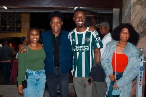 Gilberto Mendes Instagram - #RepostGungu
#RepostGungu

⛔️"O CANDIDATO" COM SESSÕES NA SEGUNDA-FEIRA(24) E NO FERIADO DA INDEPENDÊNCIA NACIONAL⛔️

Estreou, no passado dia 24 de Maio a mais recente peça teatral da Companhia de Teatro Gungu, institulada "O CANDIDATO".

Nesta peça teatral encenada por Gilberto Mendes, estão em palco os actores que integram o grupo sénior da Gungu. São eles: Gilberto Mendes, Samuel Malumbe, Juju Rombe, Elísio Cuinica, Emelda Macamo, Frederico Matlombe e Biatriz Munguambe.

A peça cuja estreia era aguardada com enorme expectativa pela audiência moçambicana, retrata, essencialmente, aspectos ligados a actual situação política do país. Mais interesse ganha pelo seu título inédito e sugestivo, que resume as recorrentes crises dos partidos políticos moçambicanos.

Está é a peça número 102 da Companhia de Teatro Gungu. Os espectadores podem adquirir o bilhete no preço promocional, às sexta-feiras de 300MT e 400MT aos Sábados e Domingos e feriados. Na segunda-feira(24) e no dia da Independência Nacional, haverão sessões com os bilhetes a serem vendidos aos preços de 300mt e 400mt respectivamente.

Até já😂❤️🇲🇿