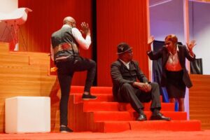 Gilberto Mendes Instagram - #RepostGungu
#RepostGungu

⛔️"O CANDIDATO" COM SESSÕES NA SEGUNDA-FEIRA(24) E NO FERIADO DA INDEPENDÊNCIA NACIONAL⛔️

Estreou, no passado dia 24 de Maio a mais recente peça teatral da Companhia de Teatro Gungu, institulada "O CANDIDATO".

Nesta peça teatral encenada por Gilberto Mendes, estão em palco os actores que integram o grupo sénior da Gungu. São eles: Gilberto Mendes, Samuel Malumbe, Juju Rombe, Elísio Cuinica, Emelda Macamo, Frederico Matlombe e Biatriz Munguambe.

A peça cuja estreia era aguardada com enorme expectativa pela audiência moçambicana, retrata, essencialmente, aspectos ligados a actual situação política do país. Mais interesse ganha pelo seu título inédito e sugestivo, que resume as recorrentes crises dos partidos políticos moçambicanos.

Está é a peça número 102 da Companhia de Teatro Gungu. Os espectadores podem adquirir o bilhete no preço promocional, às sexta-feiras de 300MT e 400MT aos Sábados e Domingos e feriados. Na segunda-feira(24) e no dia da Independência Nacional, haverão sessões com os bilhetes a serem vendidos aos preços de 300mt e 400mt respectivamente.

Até já😂❤️🇲🇿