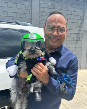 Gilberto Santa Rosa Instagram - Si me conocen, saben mi amor por los animales en especial por los perros!!!
Aquí en Barranquilla encontré un amigo nuevo que trabaja en el equipo policial de la ciudad. Cooper, un perro policía que patrulla en una motocicleta con su casco y su insignia en la que se lee: “Policía cívico”, las cosas lindas que alegran un domingo!!!
#caminalo #gsrautentico
