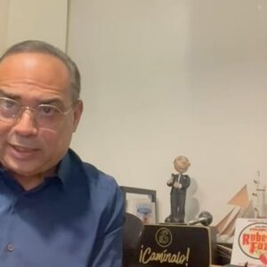Gilberto Santa Rosa Instagram - Quiero dirigirme a los ecuatorianos en especial a la gente de Machala, donde estuve el pasado fin de semana. Por redes sociales se está divulgando una información de manera errónea, en donde se dice que yo me habría negado a recibir el premio Bananerito, otorgado por el Alcalde de dicha ciudad, Darío Macas, durante su celebración de aniversario; haciendo ver prácticamente que yo había menospreciado el valor de dicho premio.

Por medio de este texto, aclaro que nunca me negué a recibirlo, sólo se sugirió al alcalde en horas previas que la entrega debía ser realizada fuera del escenario. Como artista, me debo al público. Los pueblos no son un alcalde, ni son una figura política.  El pueblo es su gente.  Interrumpir el espectáculo es una falta de respeto para el público presente.
Pienso que los encargados de la contratación de este evento no supieron llevar el mensaje al señor Macas.  La realidad del caso es que el alcalde tomó de mala manera la petición de este servidor, reaccionando de una forma un tanto violenta, incluso llegando a sugerir que éramos bienvenidos a irnos sin realizar la presentación prevista. 
Por respeto al pueblo de Machala, decidí quedarme y realizar el espectáculo, cumpliendo así con mi compromiso.

Para cerrar, invito al medio que divulgó esa noticia a que en próximas ocasiones indague mejor antes de informar.

Me despido agradecido con el pueblo de Machala y de Ecuador en general, por tanto cariño recibido durante tantos años, esperando verlos pronto en una mejor situación.