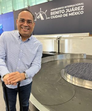 Gilberto Santa Rosa Instagram - Comenzamos la semana viajando…
Saludos y Feliz semana desde México!!!
#caminalo #gsrautentico