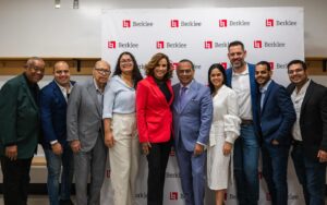 Gilberto Santa Rosa Instagram - Un dia maravilloso, rodeado de gente maravillosa y una distinción que atesoro!!!
Gracias @berkleecollege 
#caminalo #gsrautentico #doctorsantarosa