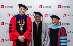 Gilberto Santa Rosa Instagram - Un dia maravilloso, rodeado de gente maravillosa y una distinción que atesoro!!!
Gracias @berkleecollege 
#caminalo #gsrautentico #doctorsantarosa