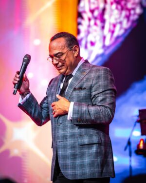 Gilberto Santa Rosa Instagram - La conciencia nos dice que definitivamente no podemos olvidar lo maravilloso que fue el show del maestro @santarosalive 🌹 Con lleno total, el @movistararenaco latió al ritmo de la salsa 🤩🙌🏼 

Produce @tbl_live @loudliveentertainment 

📸 @valbuenamath 

#gilbertosantarosa #salsa #bogota #movistararenabogotá #concierto @thunder_production