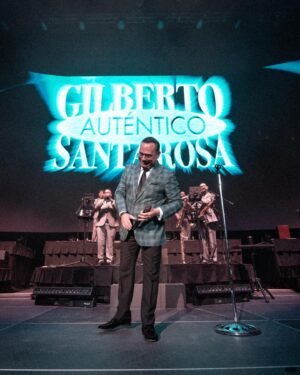 Gilberto Santa Rosa Instagram - La conciencia nos dice que definitivamente no podemos olvidar lo maravilloso que fue el show del maestro @santarosalive 🌹 Con lleno total, el @movistararenaco latió al ritmo de la salsa 🤩🙌🏼 

Produce @tbl_live @loudliveentertainment 

📸 @valbuenamath 

#gilbertosantarosa #salsa #bogota #movistararenabogotá #concierto @thunder_production