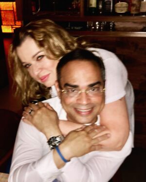 Gilberto Santa Rosa Instagram - Aunque la foto esté borrosa, me encanta la energía que tiene,  y la uso para celebrar a una de mis mejores amigas y orgullo nuestro @ednitanazario que está de cumpleaños y yo lo celebro con ella!!! 
¡Mi deseo de felicidad en este y los años venideros! Bendiciones Edna! Te quiero!!!!
#caminalo #gsrautentico