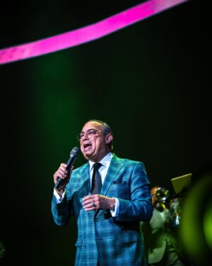 Gilberto Santa Rosa Instagram - La conciencia nos dice que definitivamente no podemos olvidar lo maravilloso que fue el show del maestro @santarosalive 🌹 Con lleno total, el @movistararenaco latió al ritmo de la salsa 🤩🙌🏼 

Produce @tbl_live @loudliveentertainment 

📸 @valbuenamath 

#gilbertosantarosa #salsa #bogota #movistararenabogotá #concierto @thunder_production