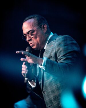 Gilberto Santa Rosa Instagram - La conciencia nos dice que definitivamente no podemos olvidar lo maravilloso que fue el show del maestro @santarosalive 🌹 Con lleno total, el @movistararenaco latió al ritmo de la salsa 🤩🙌🏼 

Produce @tbl_live @loudliveentertainment 

📸 @valbuenamath 

#gilbertosantarosa #salsa #bogota #movistararenabogotá #concierto @thunder_production