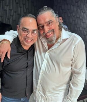 Gilberto Santa Rosa Instagram - ¡Que honor compartir con este maestro y que placer escucharlo cantar! Gracias @elcigalaoficial por tu arte y tu trato siempre cariñoso!!!
#caminalo #gsrautentico