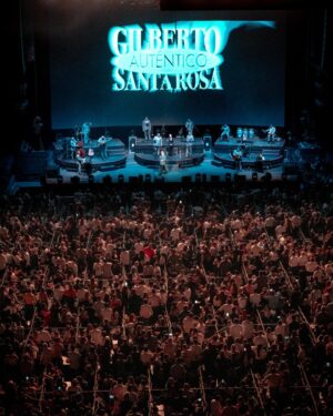 Gilberto Santa Rosa Instagram - La conciencia nos dice que definitivamente no podemos olvidar lo maravilloso que fue el show del maestro @santarosalive 🌹 Con lleno total, el @movistararenaco latió al ritmo de la salsa 🤩🙌🏼 

Produce @tbl_live @loudliveentertainment 

📸 @valbuenamath 

#gilbertosantarosa #salsa #bogota #movistararenabogotá #concierto @thunder_production