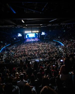 Gilberto Santa Rosa Instagram - La conciencia nos dice que definitivamente no podemos olvidar lo maravilloso que fue el show del maestro @santarosalive 🌹 Con lleno total, el @movistararenaco latió al ritmo de la salsa 🤩🙌🏼 

Produce @tbl_live @loudliveentertainment 

📸 @valbuenamath 

#gilbertosantarosa #salsa #bogota #movistararenabogotá #concierto @thunder_production