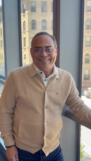 Gilberto Santa Rosa Instagram - La noticia real es que anoche llegué a Boston para celebrar junto a mi familia las actividades por motivo del doctorado honoris causa que me otorgará mañana Berklee College of Music. Cualquier otra información es TOTALMENTE falsa.