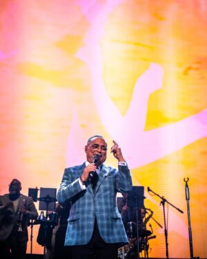 Gilberto Santa Rosa Instagram - La conciencia nos dice que definitivamente no podemos olvidar lo maravilloso que fue el show del maestro @santarosalive 🌹 Con lleno total, el @movistararenaco latió al ritmo de la salsa 🤩🙌🏼 

Produce @tbl_live @loudliveentertainment 

📸 @valbuenamath 

#gilbertosantarosa #salsa #bogota #movistararenabogotá #concierto @thunder_production