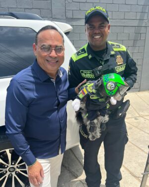 Gilberto Santa Rosa Instagram - Si me conocen, saben mi amor por los animales en especial por los perros!!!
Aquí en Barranquilla encontré un amigo nuevo que trabaja en el equipo policial de la ciudad. Cooper, un perro policía que patrulla en una motocicleta con su casco y su insignia en la que se lee: “Policía cívico”, las cosas lindas que alegran un domingo!!!
#caminalo #gsrautentico