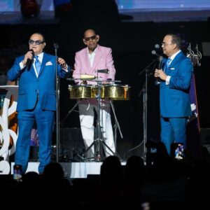 Gilberto Santa Rosa Instagram - Así celebramos anoche los 100 del maestro @willierosario6 !¡Gracias a todos por hacer de Rosario el Centenario mas feliz!
#caminalo #gsrautentico #los100dewillierosario