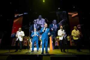 Gilberto Santa Rosa Instagram - Así celebramos anoche los 100 del maestro @willierosario6 !¡Gracias a todos por hacer de Rosario el Centenario mas feliz!
#caminalo #gsrautentico #los100dewillierosario