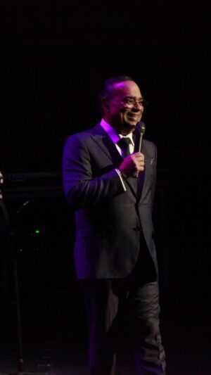 Gilberto Santa Rosa Instagram - Gracias por acompañarme en una noche espectacular en Radio City Music Hall con este “Auténtico” Tour!!!!
📸: @daniraw 
#caminalo #gsrautentico #autenticotour