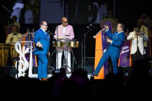 Gilberto Santa Rosa Instagram - Así celebramos anoche los 100 del maestro @willierosario6 !¡Gracias a todos por hacer de Rosario el Centenario mas feliz!
#caminalo #gsrautentico #los100dewillierosario